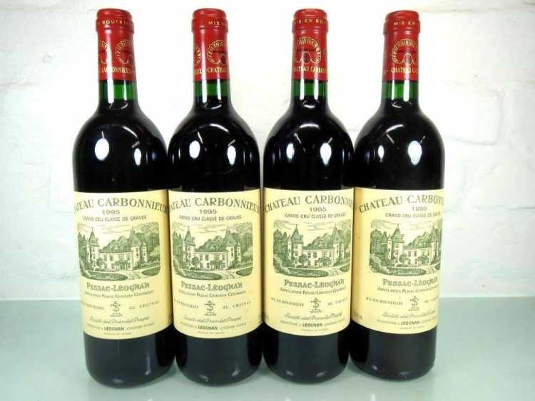 Вино "Chateau Carbonnieux" 1995 года.