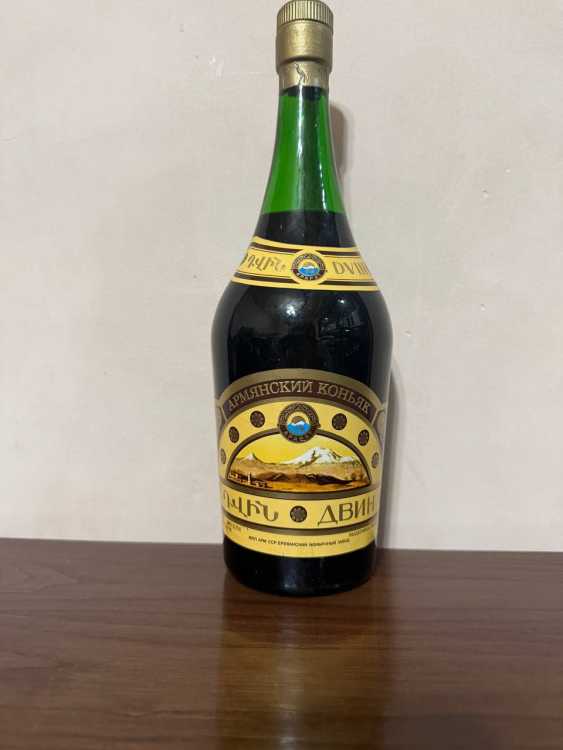 Армянский "Двин 10 лет" 1985 года. Дата.  0,75 л. СССР. 