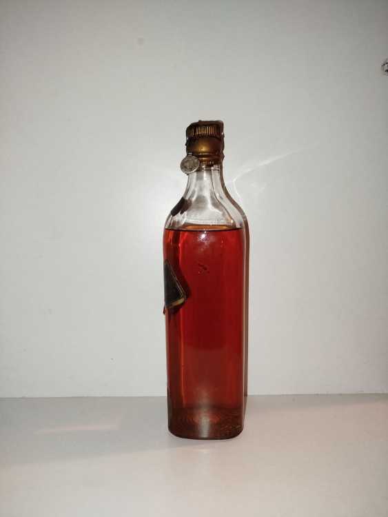 Johnnie Walker Extra Special Highland Whisky, no size, no abv; Guaranteed Over 12 years Old, By appointment to the late King George V Johnnie Walker Extra Special Highland Whisky, no size, no abv; Guaranteed Over 12 years Old, By appointment to the late King George V