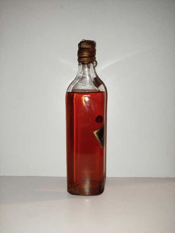 Johnnie Walker Extra Special Highland Whisky, no size, no abv; Guaranteed Over 12 years Old, By appointment to the late King George V Johnnie Walker Extra Special Highland Whisky, no size, no abv; Guaranteed Over 12 years Old, By appointment to the late King George V