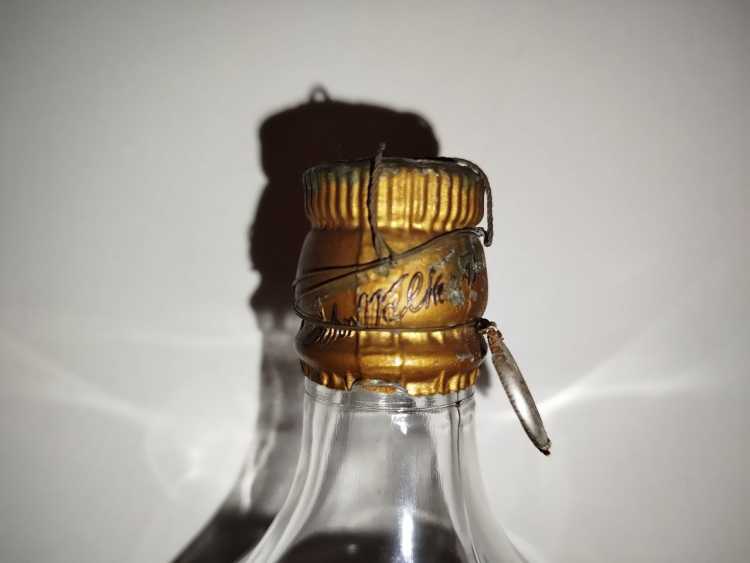 Johnnie Walker Extra Special Highland Whisky, no size, no abv; Guaranteed Over 12 years Old, By appointment to the late King George V Johnnie Walker Extra Special Highland Whisky, no size, no abv; Guaranteed Over 12 years Old, By appointment to the late King George V