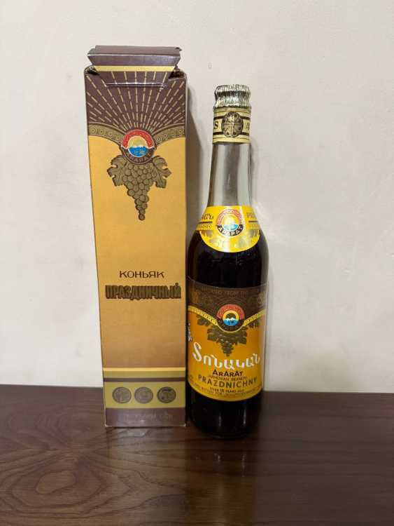 Армянский "Праздничный 15 лет" 1984 года. 0,5 л. СССР. 