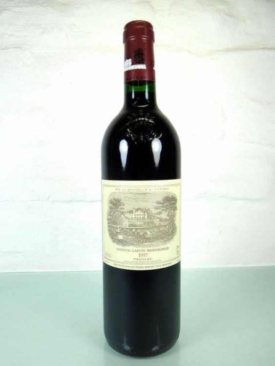 Вино "Chateau Lafite Rothschild" 1997 года.