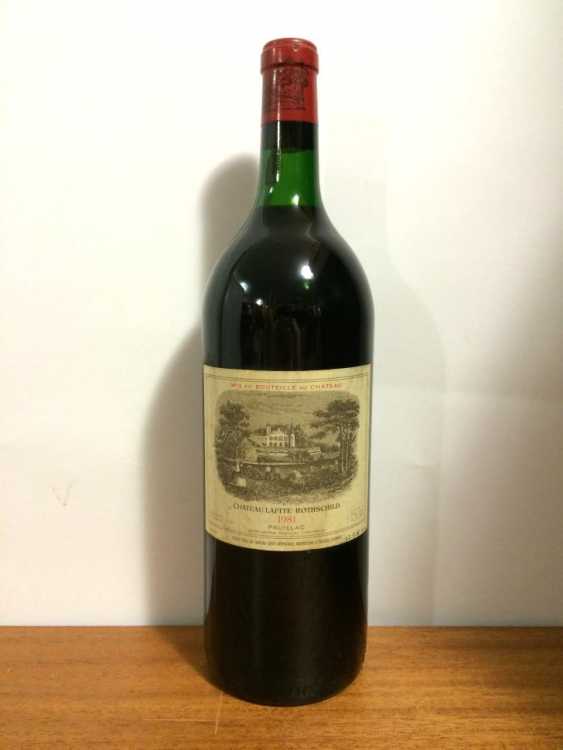 Вино "Chateau Lafite Rothschild" 1981 года.