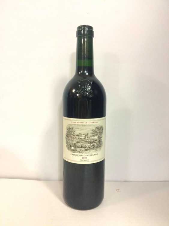 Вино "Chateau Lafite Rothschild" 2004 года.
