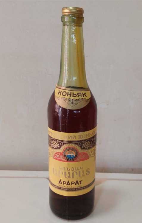 Армянский "Арарат 3,5-4 года" 80-е года. 0,5 л. СССР.