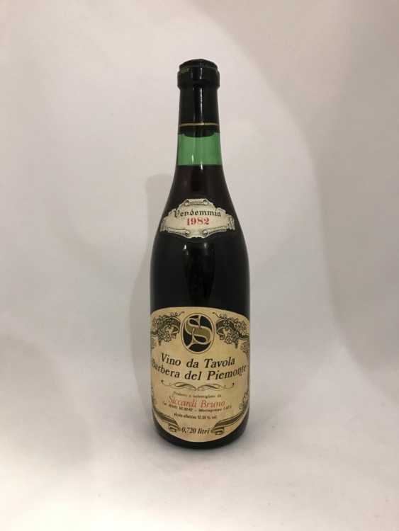 Вино "Barbera del Piemonte Vino da tavola Siccardi Bruno" 1982 года.