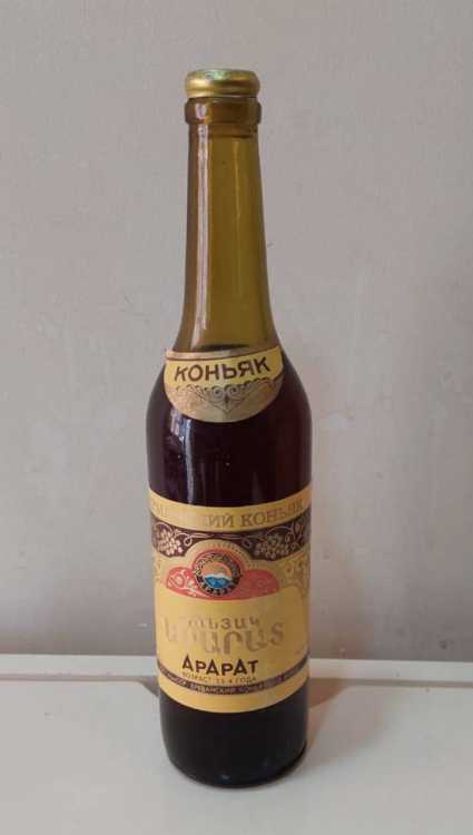 Армянский "Арарат 3,5-4 года" 80-е года. 0,5 л. СССР.