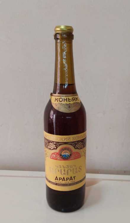 Армянский "Арарат 3,5-4 года" 80-е года. 0,5 л. СССР.