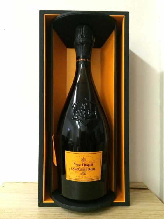 Шампанское "Veuve Clicquot La Grane Dame" 2004 года.